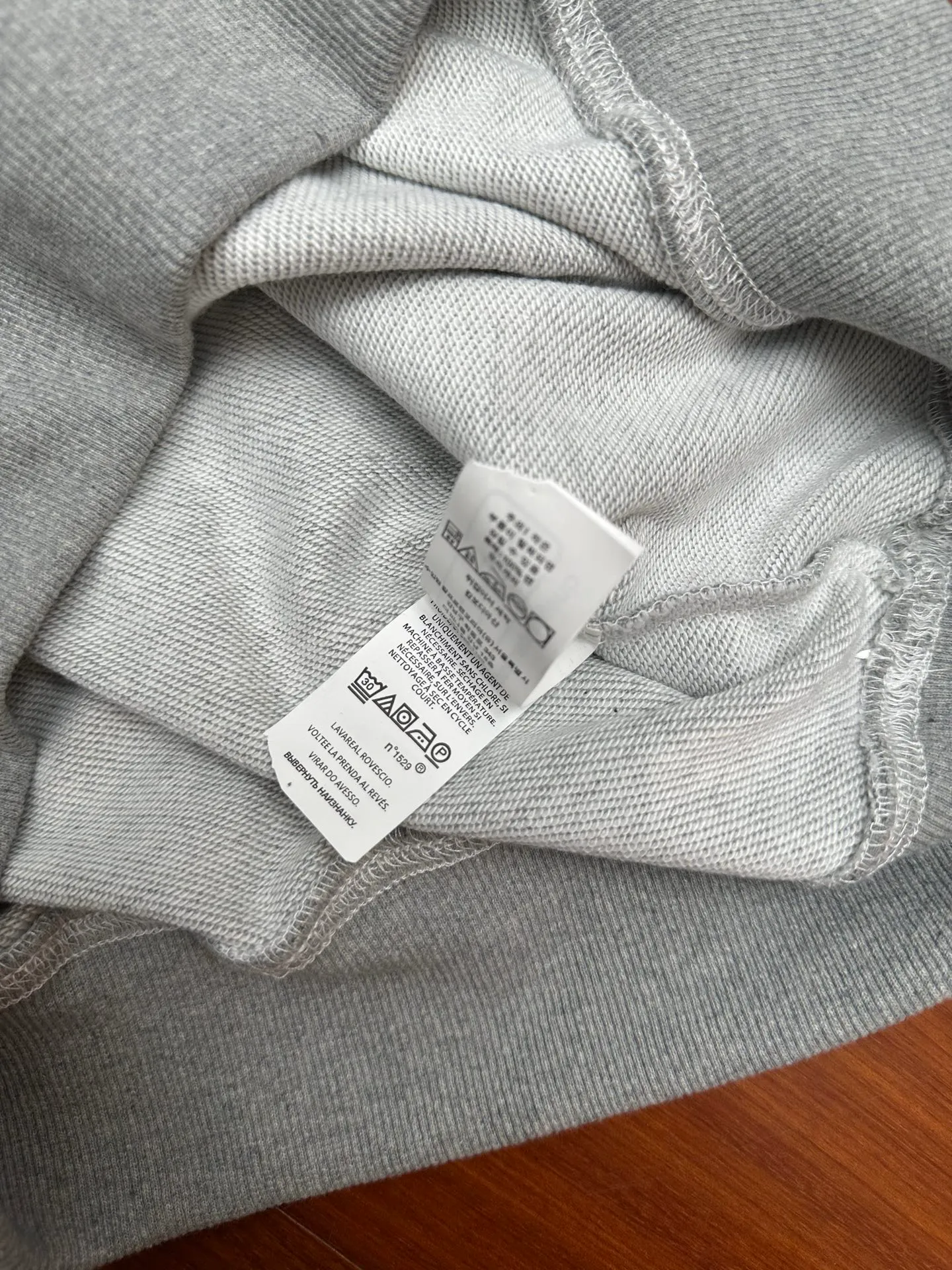 P280 RalphLauren/Ralph Lauren 2025 new autumn and winter large embroidered hooded sweatshirt Ralph Lauren's age-reducing item, the coat fabric is made of 60% cotton ➕40% polyester, which not only retains the softness, comfort and breathability of cotton, but also adds the wear resistance and wrinkle resistance of polyester fiber, making the clothes more durable and easy to care for. Even in slightly cooler weather, you won't feel stuffy when wearing it. This kind of fabric has a natural crisp feel and is not easy to pill or deform. Hooded design effectively improves thermal insulation performance. The embroidery on the chest and the fabric are of the same color. The colors are full, three-dimensional and lifelike, adding a bit of liveliness and interest to the whole sweatshirt. There is no pressure to dress, regardless of age or gender. Complete accessories!  Color: navy blue, black, gray size: S-xL